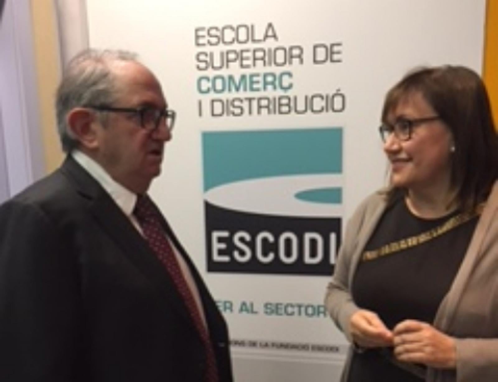 Joan Font parlant amb la directora de l'Escodi