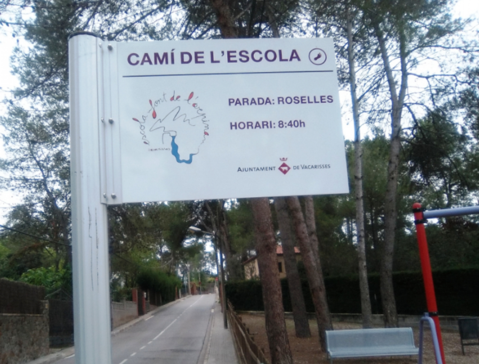 Parada d'autobús senyalitzada com a camí escolar