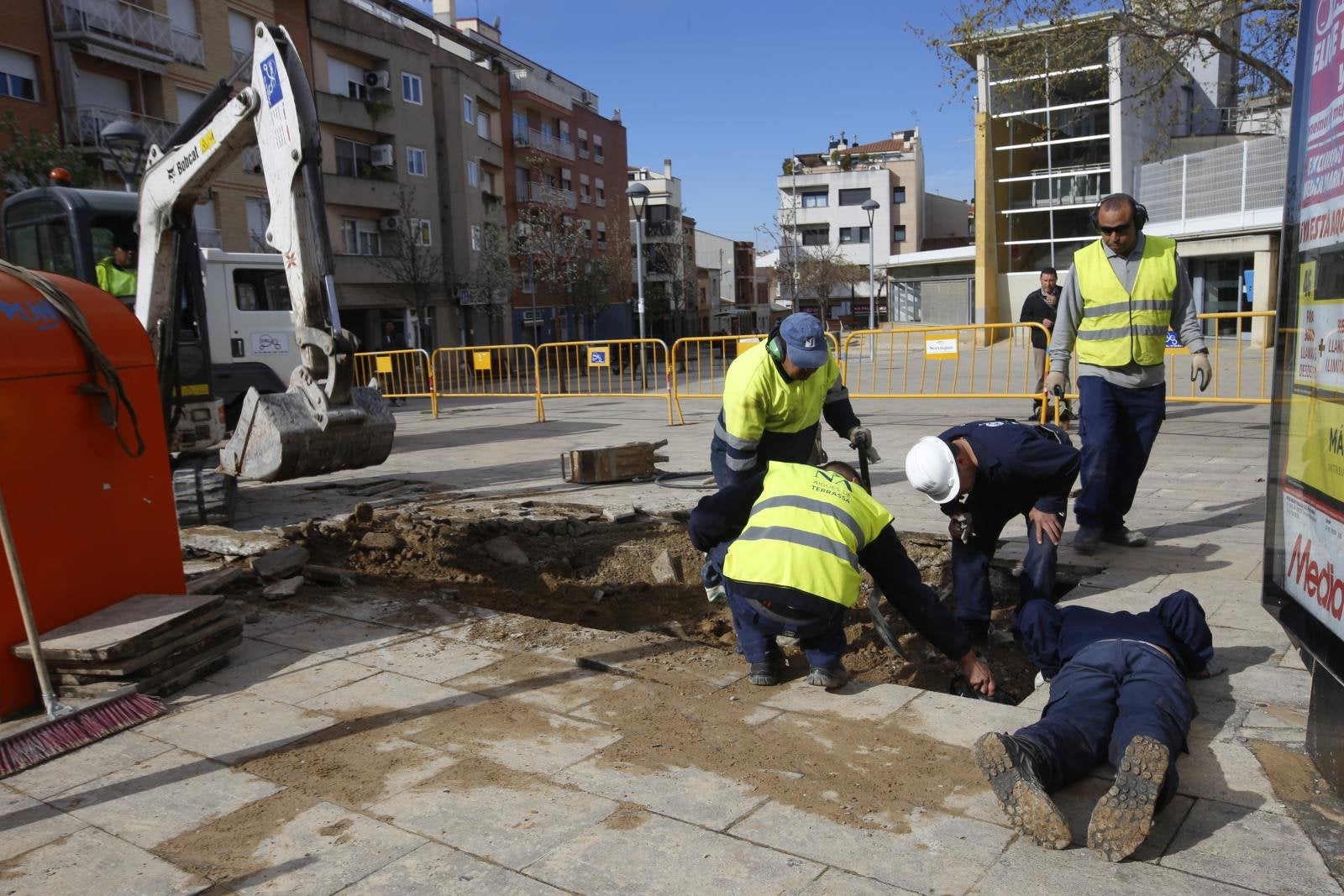 Gran forat per intervenir en la fuita d'aigua
