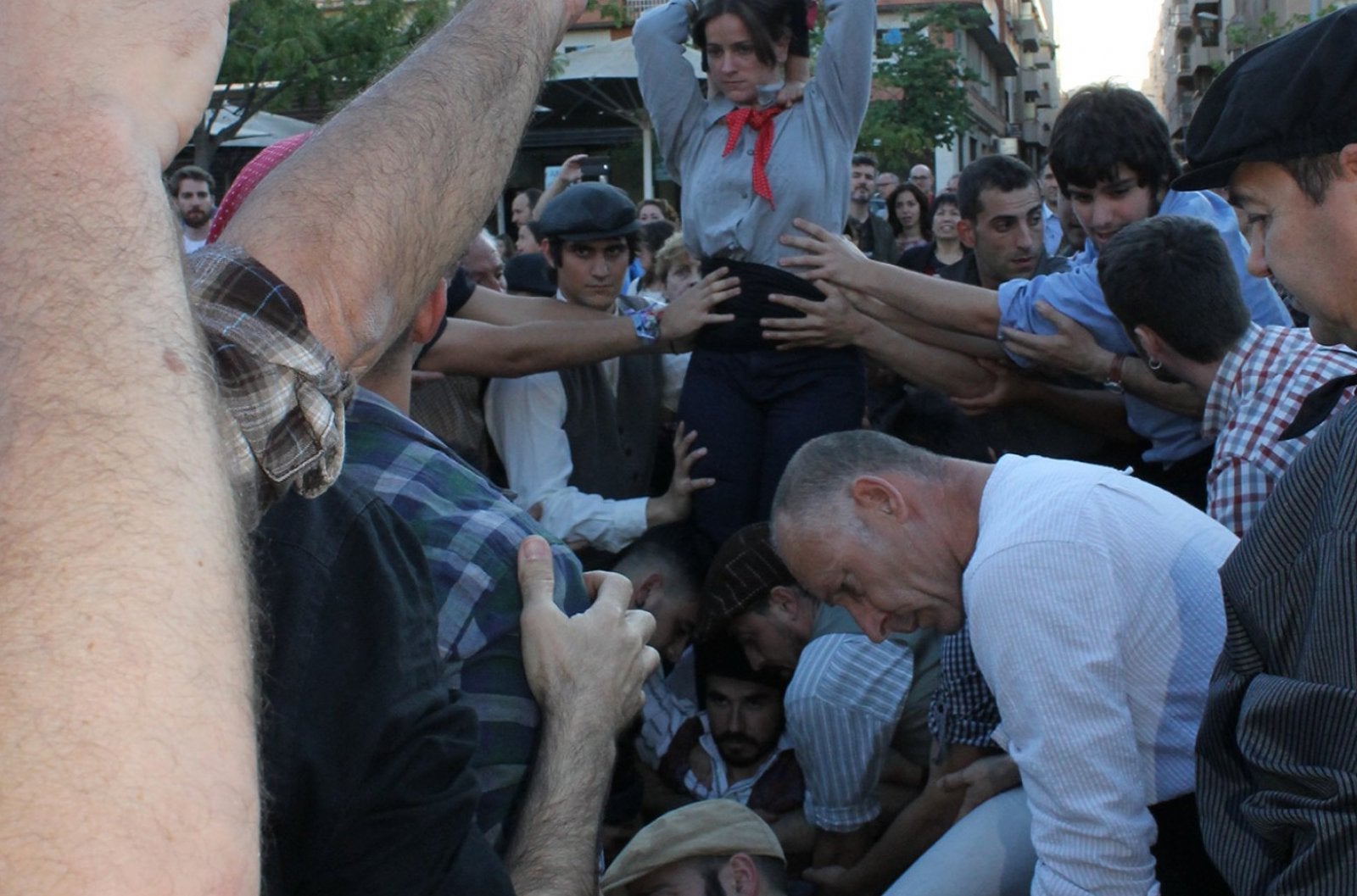 Castellers de Terrassa fan castells a l'antiga