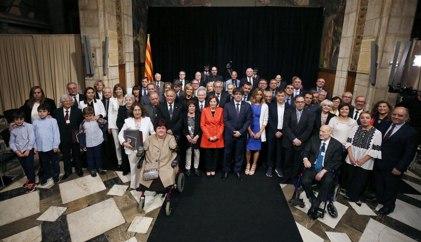 Foto de família de tots els premiats amb la Creu de Sant Jordi 2017