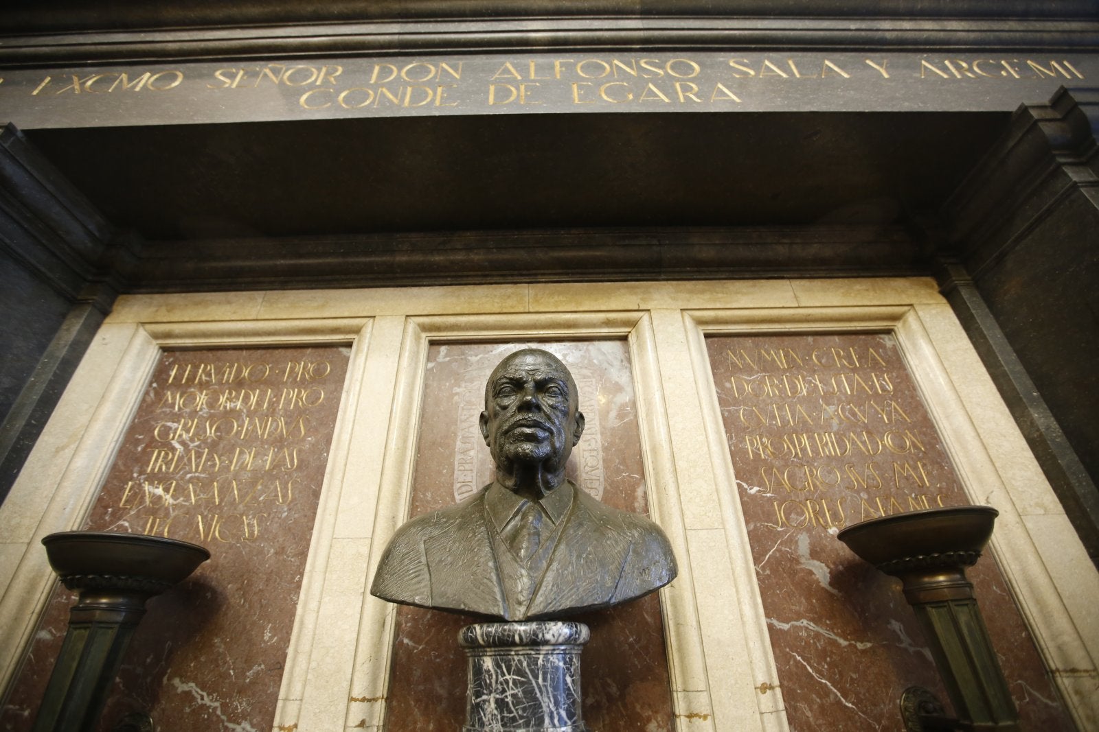 Monumento dentro de la ESEIAAT de Terrassa dedicado a Alfons Sala