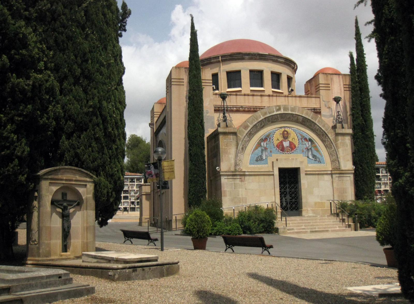 Cementiri de Terrassa amb el temple al fons