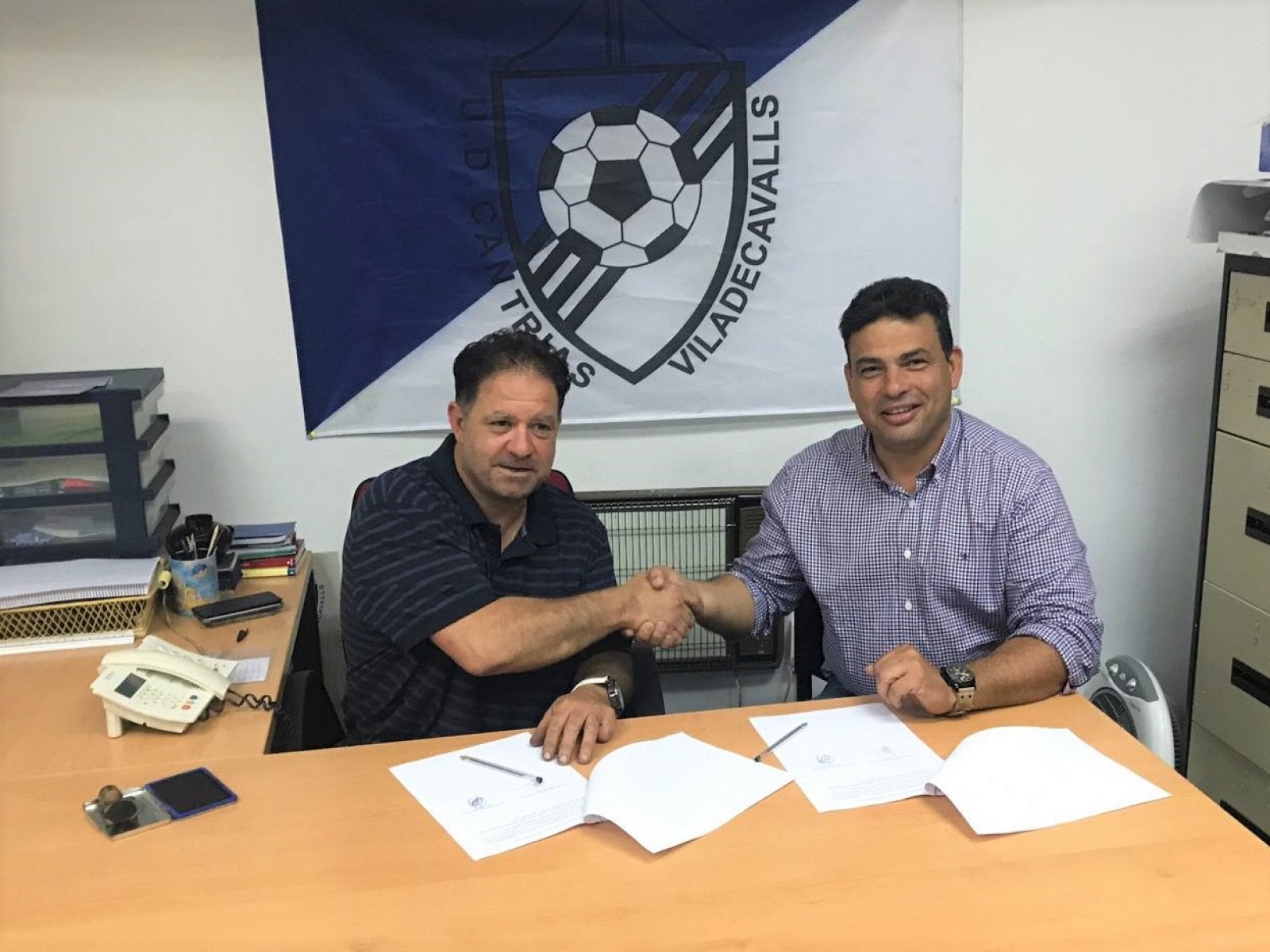 Els presidents de la UD Can Trias i el Terrassa FC signant l'acord