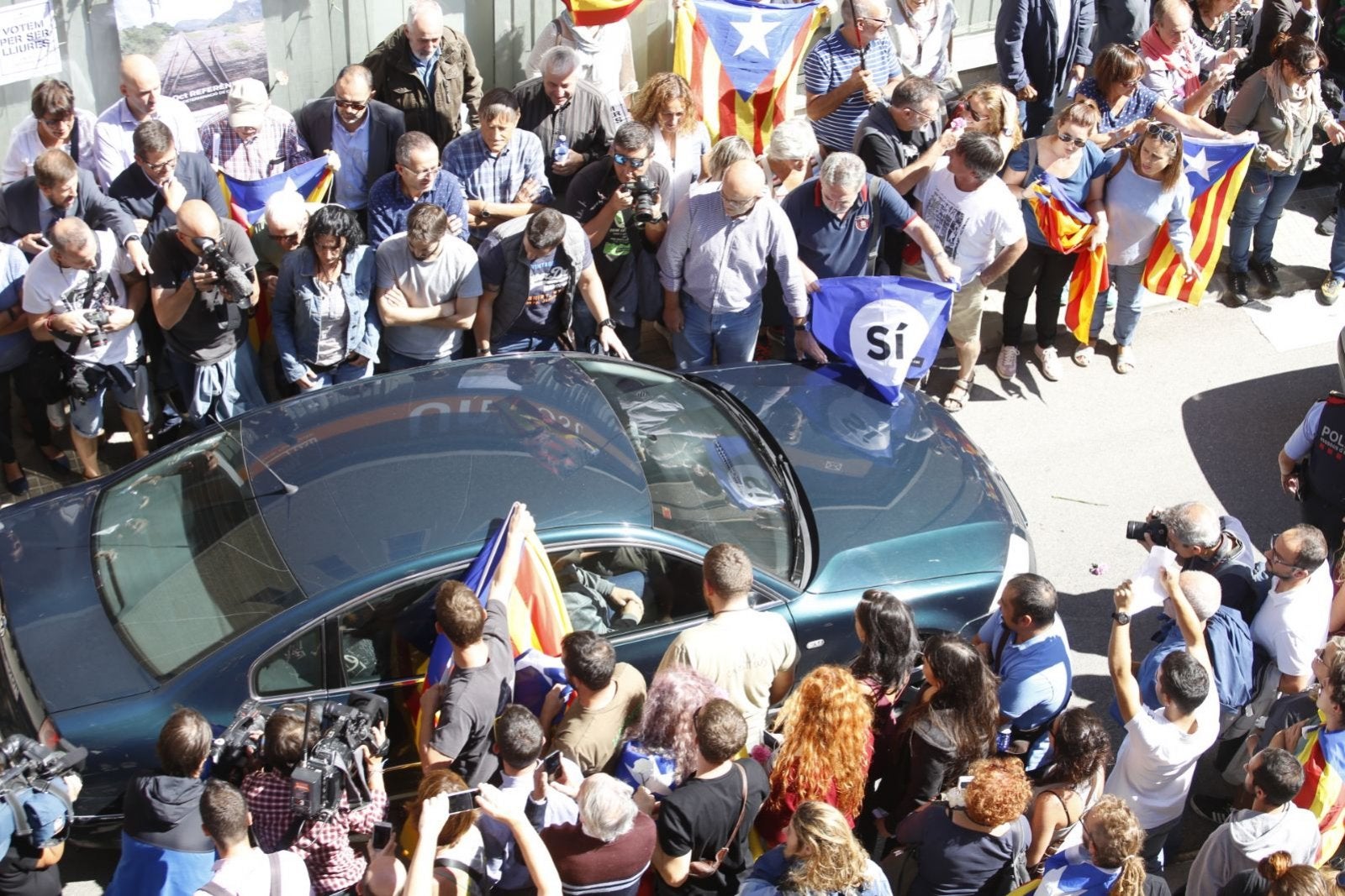 Un vehicle intentant passar pel mig del carrer ple de manifestants