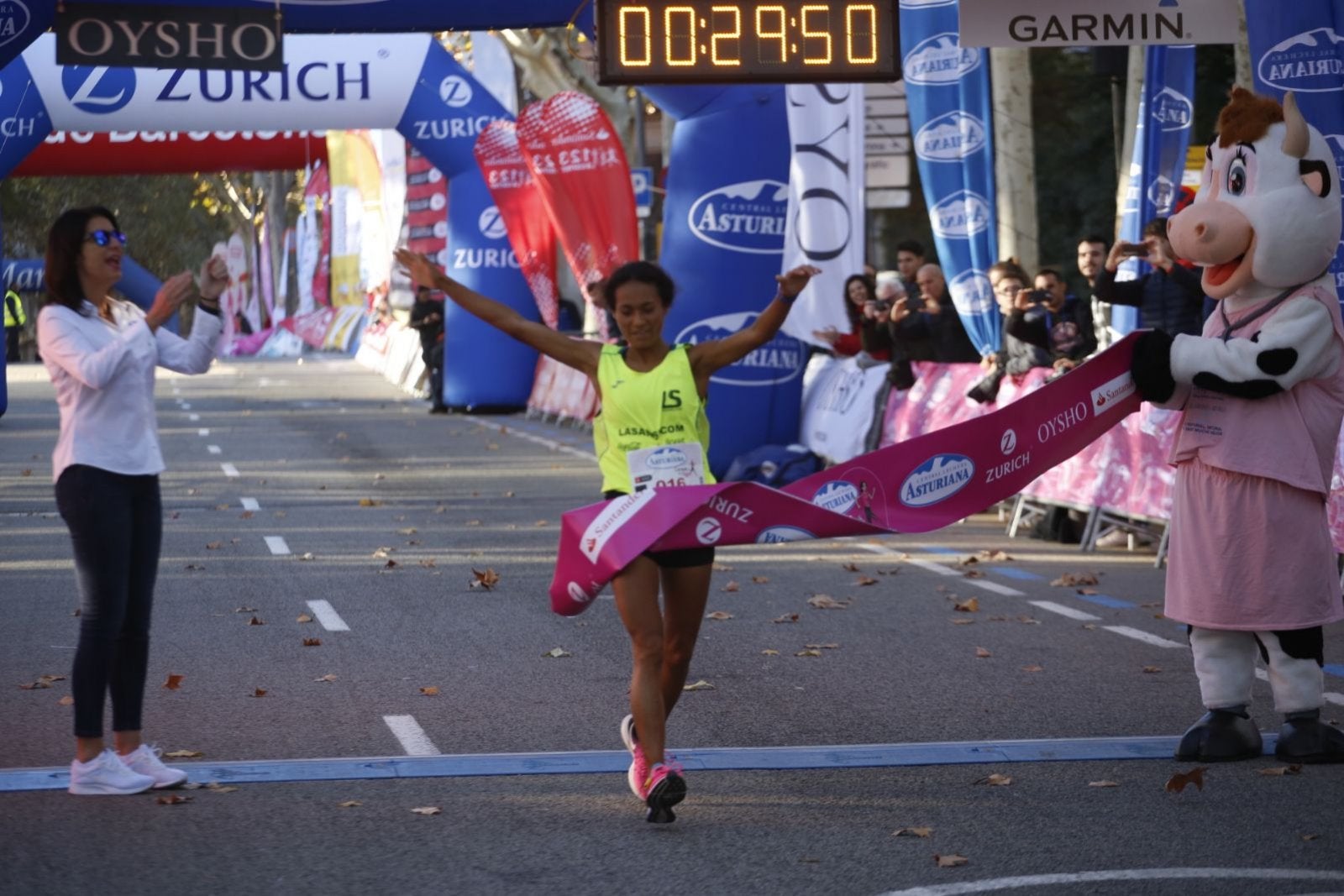 Janeth Becerra creuant la línia d'arribada