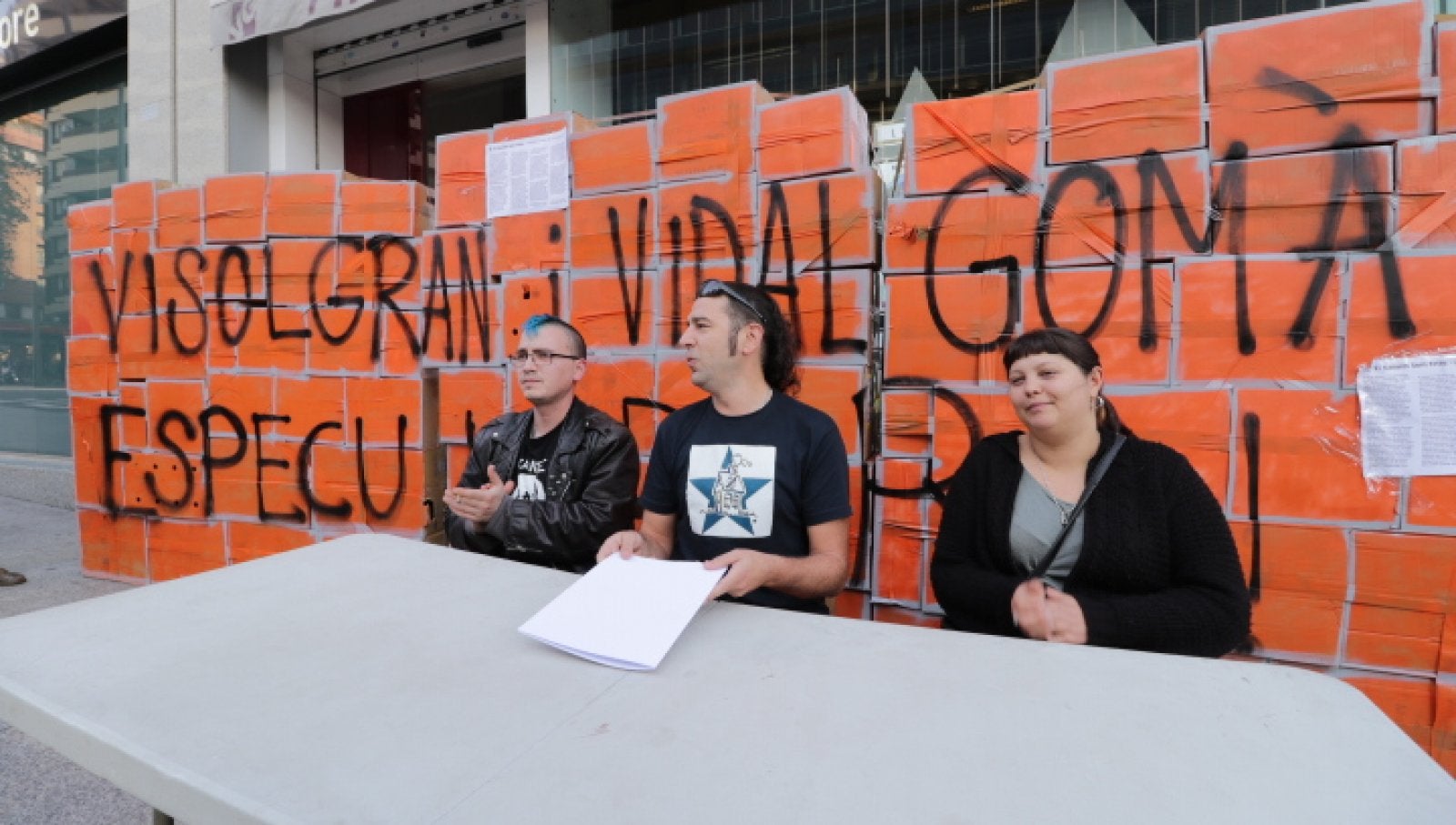 Representants del Kasalet de Terrassa llegint el comunicat