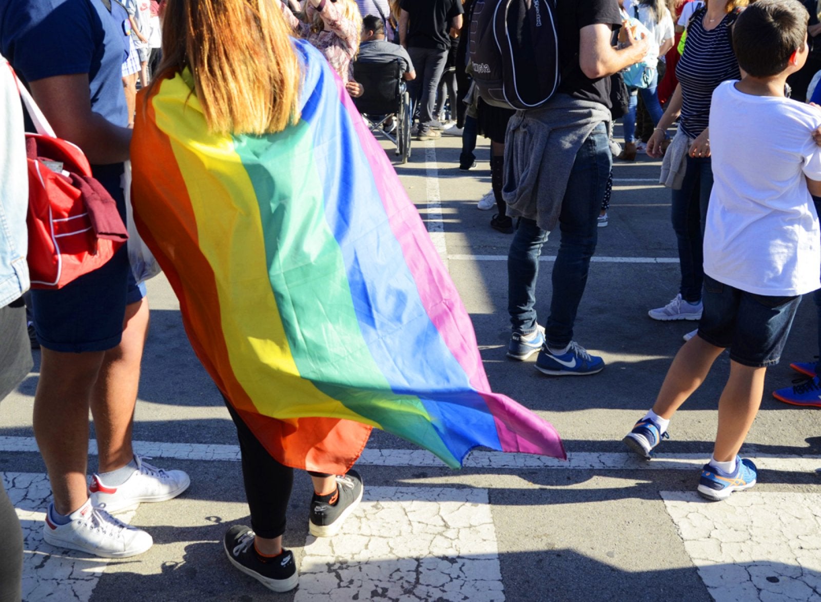 Una noia portant la bandera LGTB durant Los40 Primavera Pop