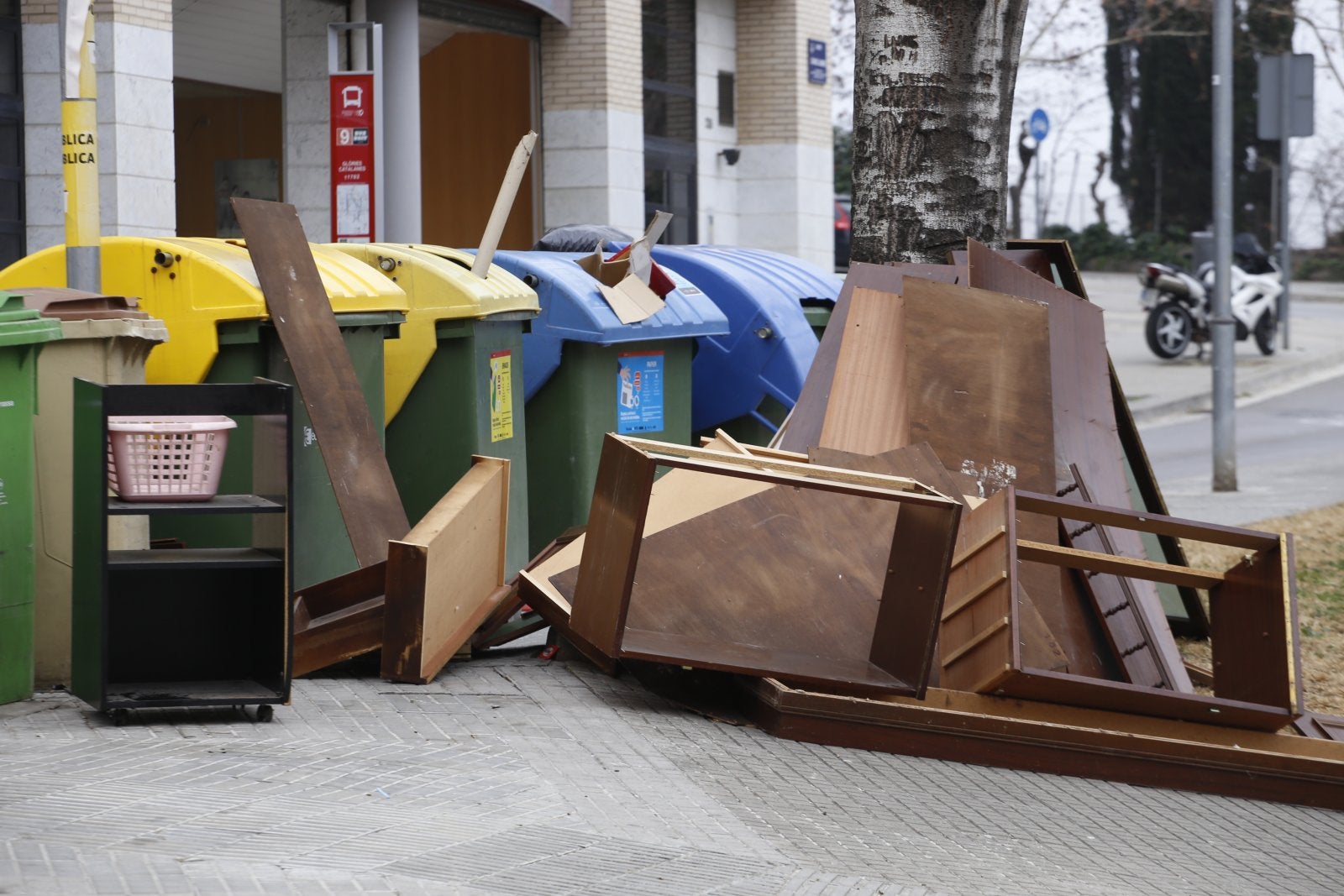 Mobles tirats al carrer Àngel Guimerà de Terrassa