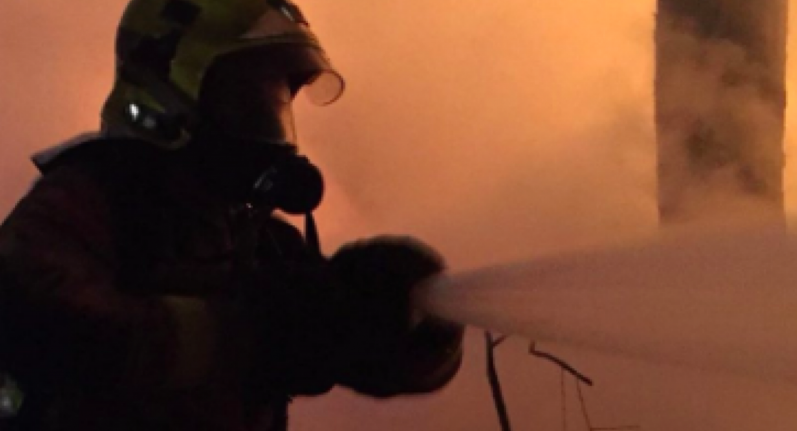 Actuació dels bombers en l'incendi de barraques