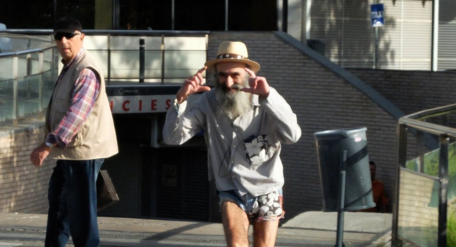 Matraca imitant el gest del fotògraf que el retrata