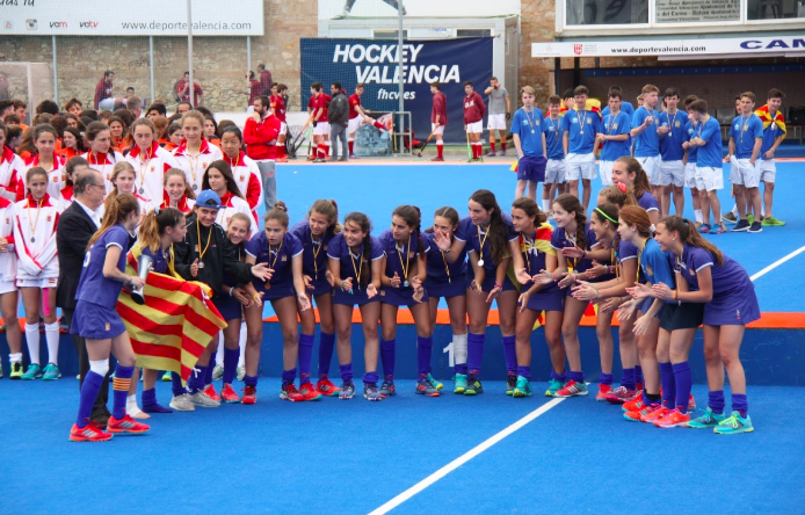 Les seleccions catalanes masculina i femenina sub-16 es pengen l'or