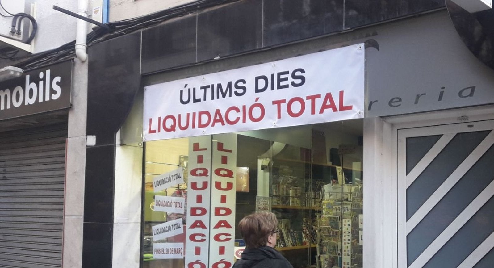 Llibreria Egara abaixa la persiana