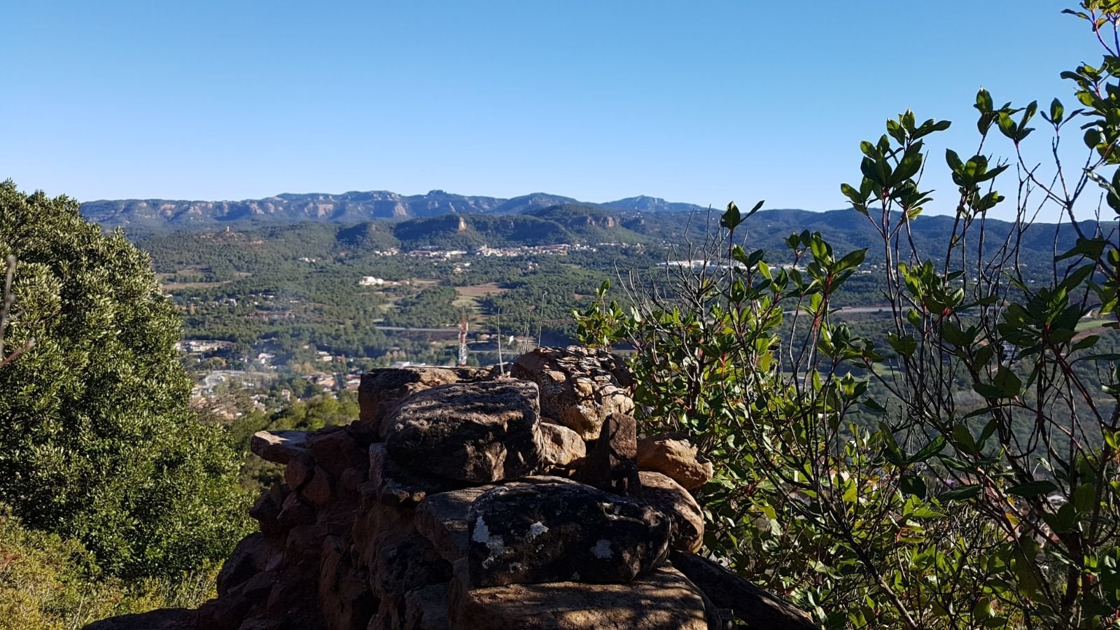 Ruïnes de l'Hospici. Davant urbanització de Can Serra i vista de l'Obac.