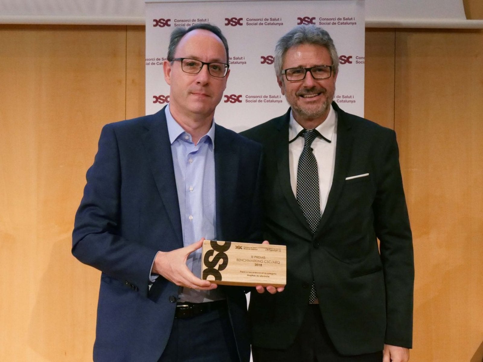 El director gerente del Consorcio Sanitario de Terrassa, Alfredo García, recogiendo un galardón