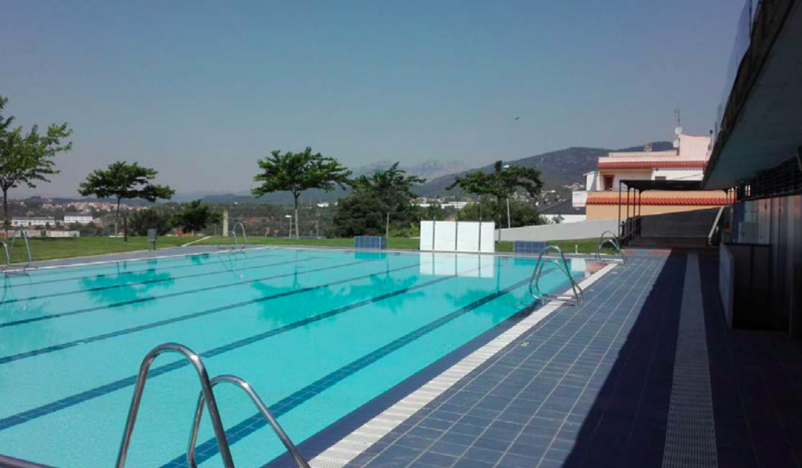 La piscina municipal estrena paviment