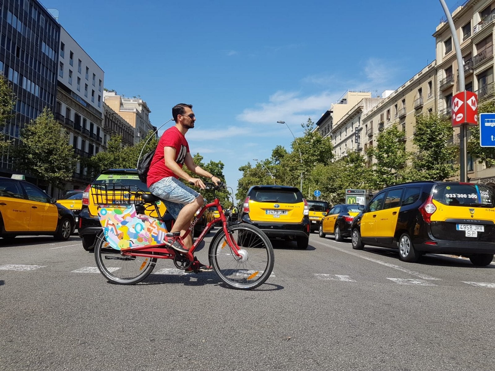 Un ciclista creua la Gran Via col·lapsada pels taxistes
