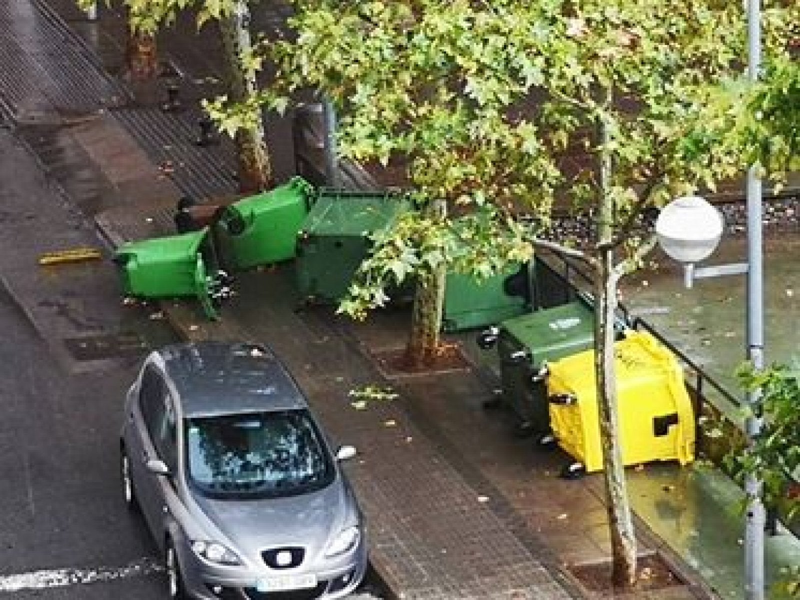 Contenidors bolcats a la plaça Agustí Bartra