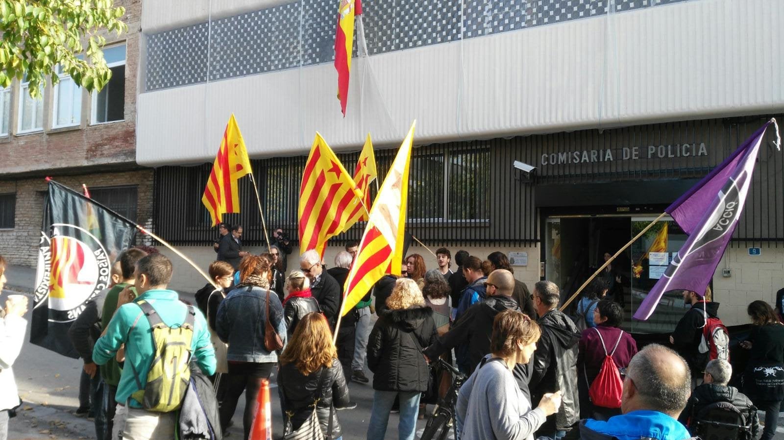 Concentració a les portes de la comissaria de Terrassa