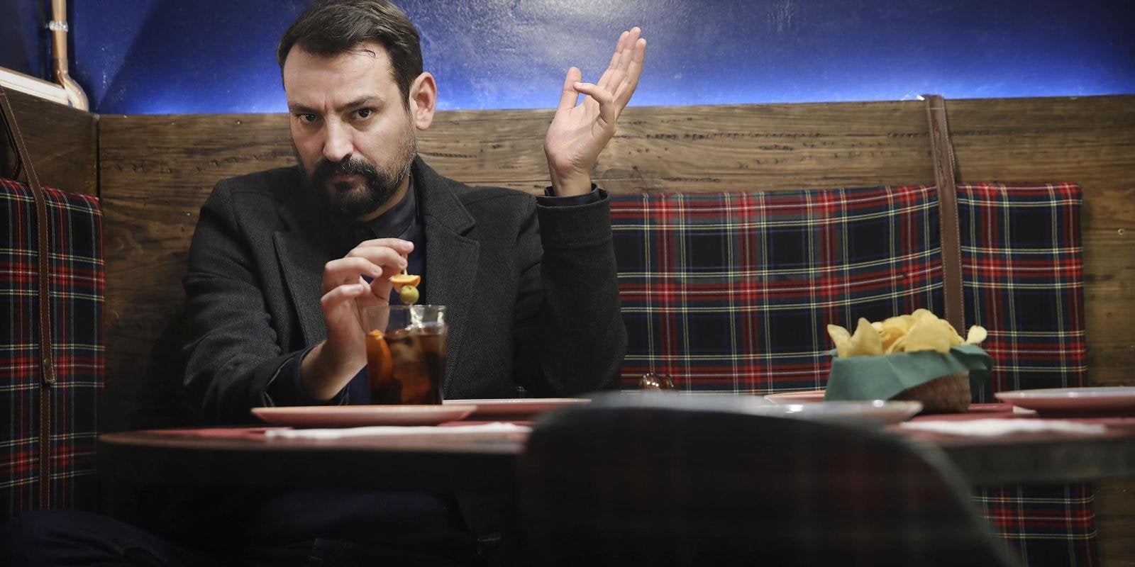 El còmic Òscar Andreu a punt de prendre el vermut