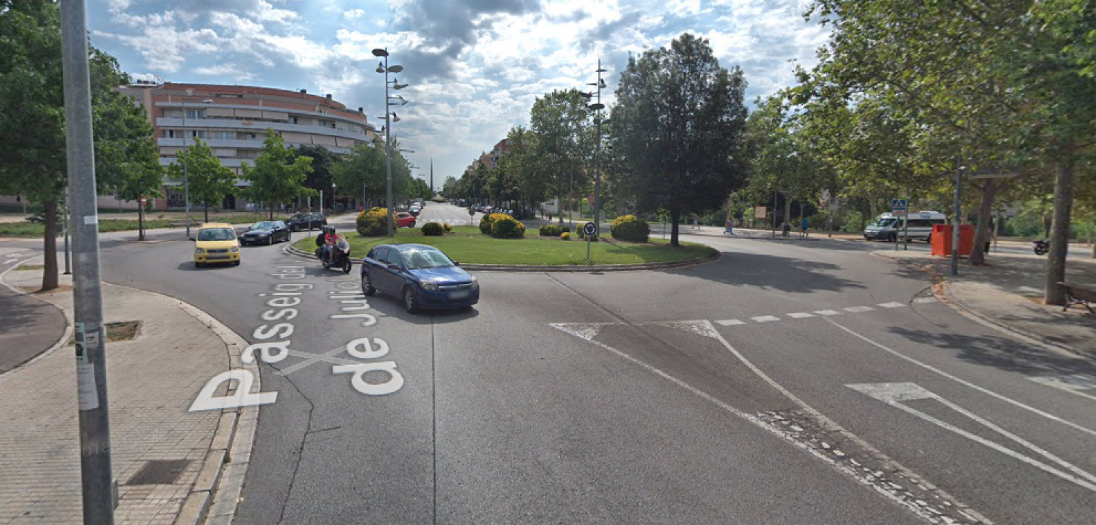 Rotonda del passeig del Vint-i-dos de Juliol amb el carrer de Puig i Cadafalch