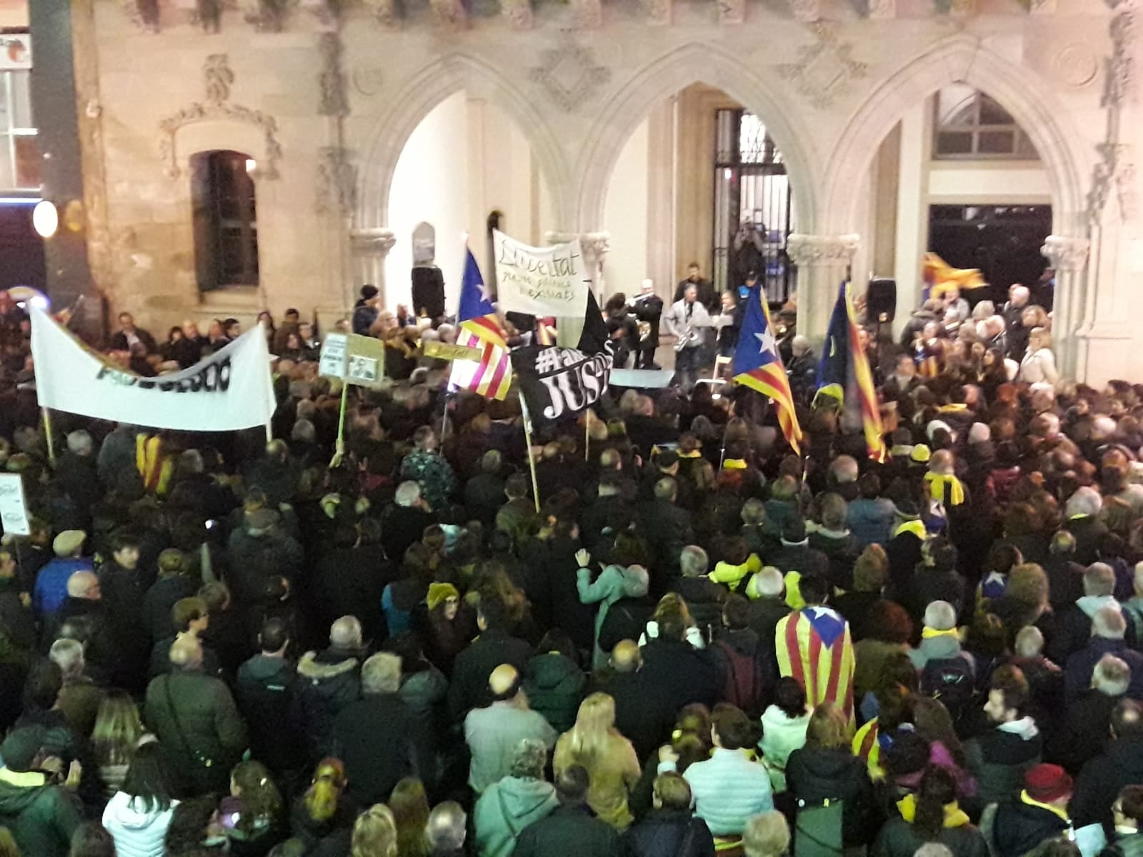 Unes 7.000 persones demanen a Terrassa la dimissió de Buch i de l'alcalde