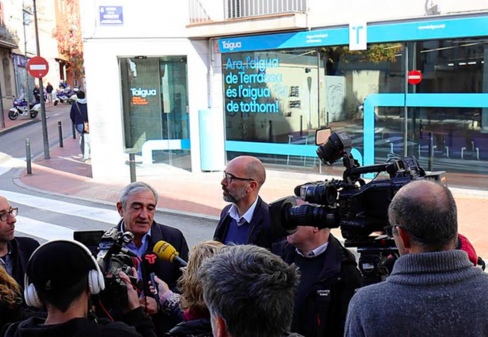 L'alcalde davant la nova seu de Taigua