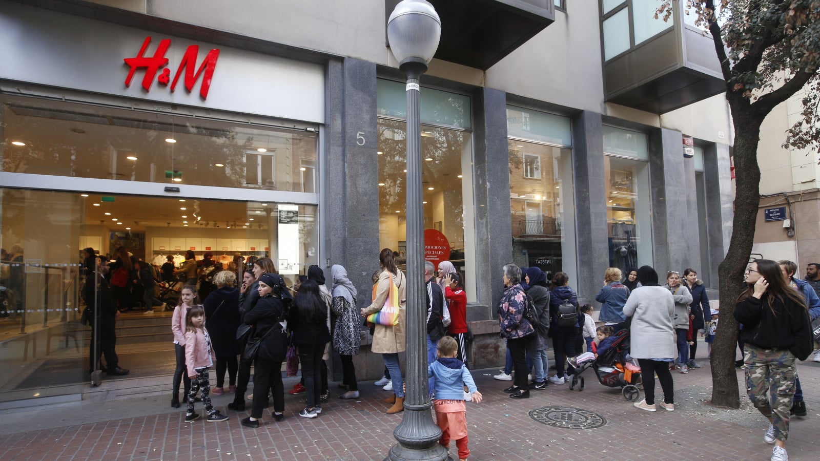 Les cues a l'H&M per la liquidació d'estocs