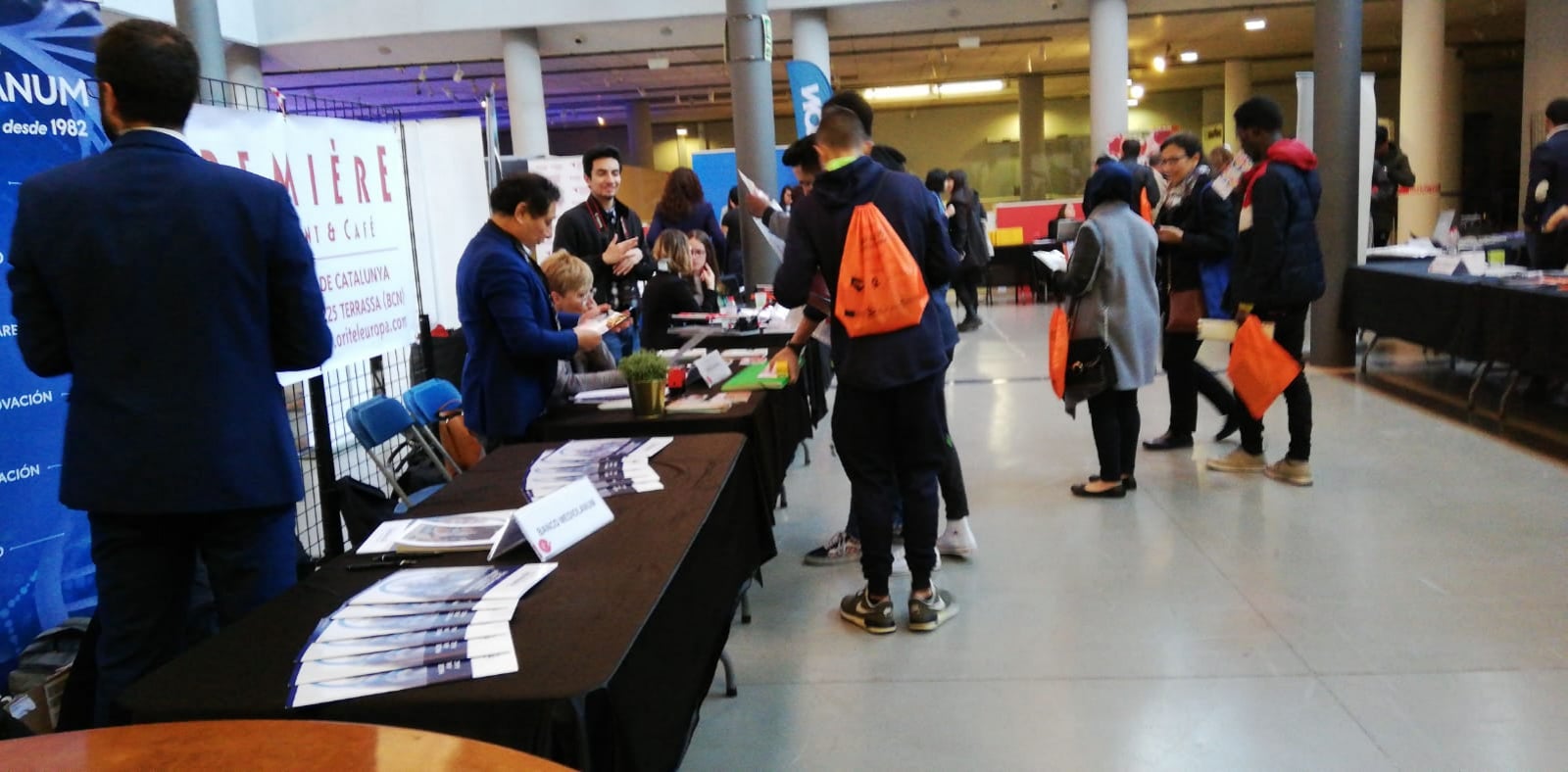 Estands de la I Fira de l'Ocupació de la Cambra de Terrassa