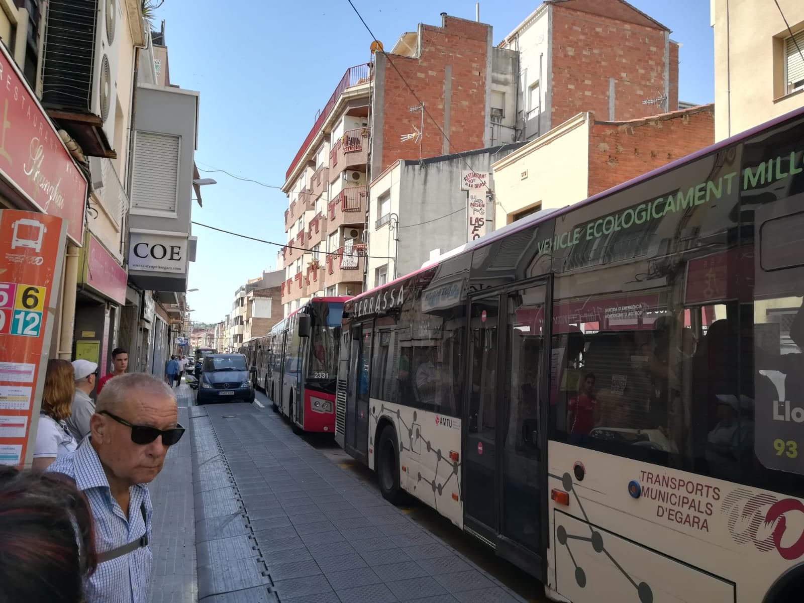Cua d'autobusos al carrer Arquímedes de Terrassa