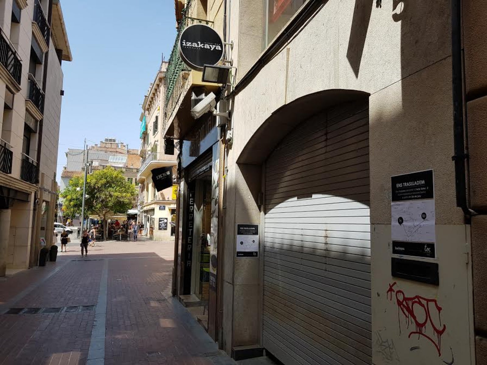 Izakaya es trobava ubicat a la part de baix del carrer Font Vella