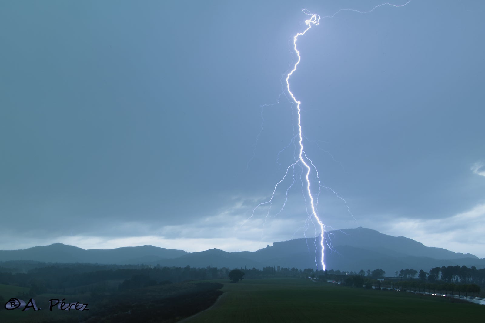 Impressionant el llamp que ha caigut a Matadepera
