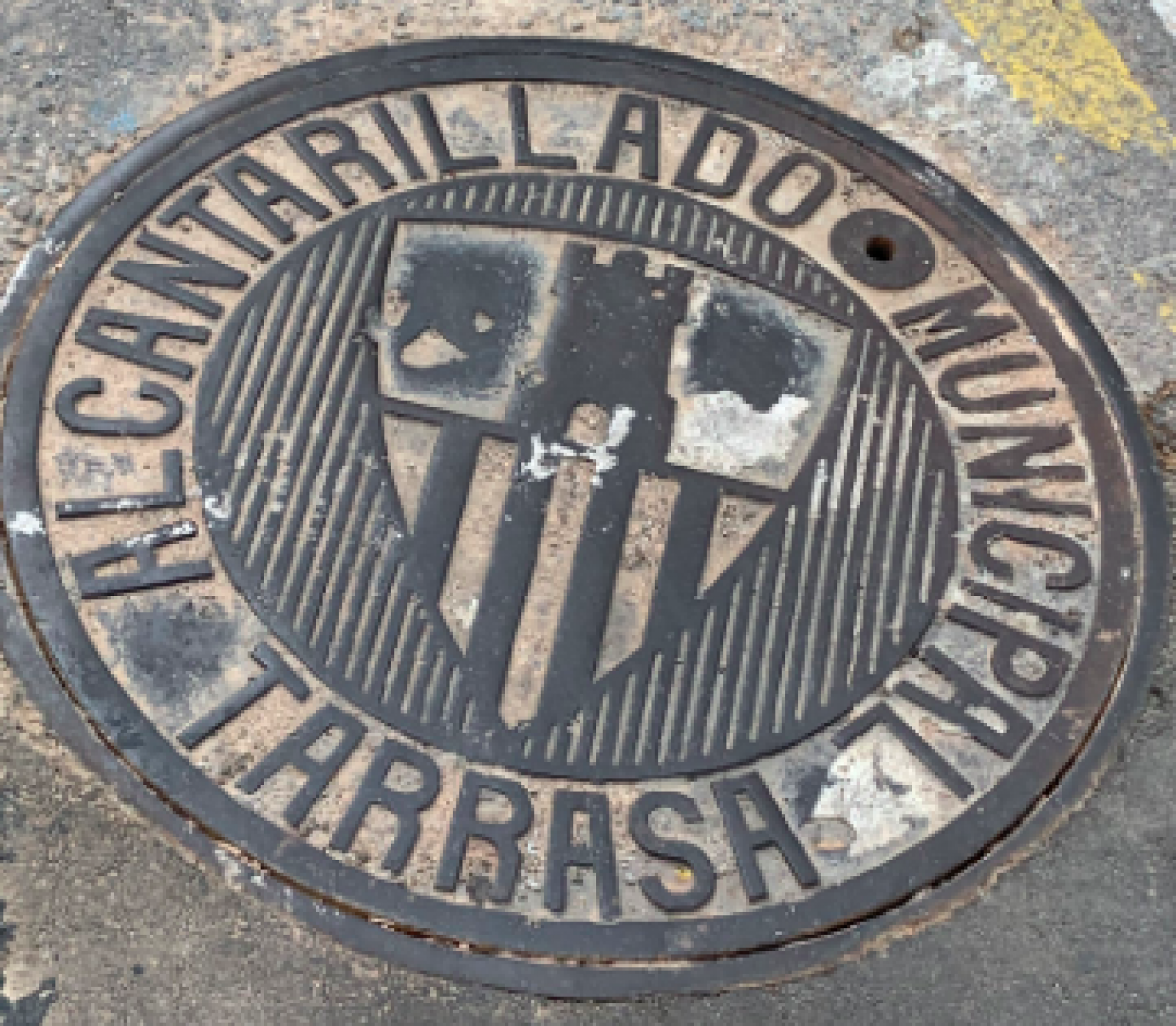 Placa de clavaguera con el nombre Tarrasa