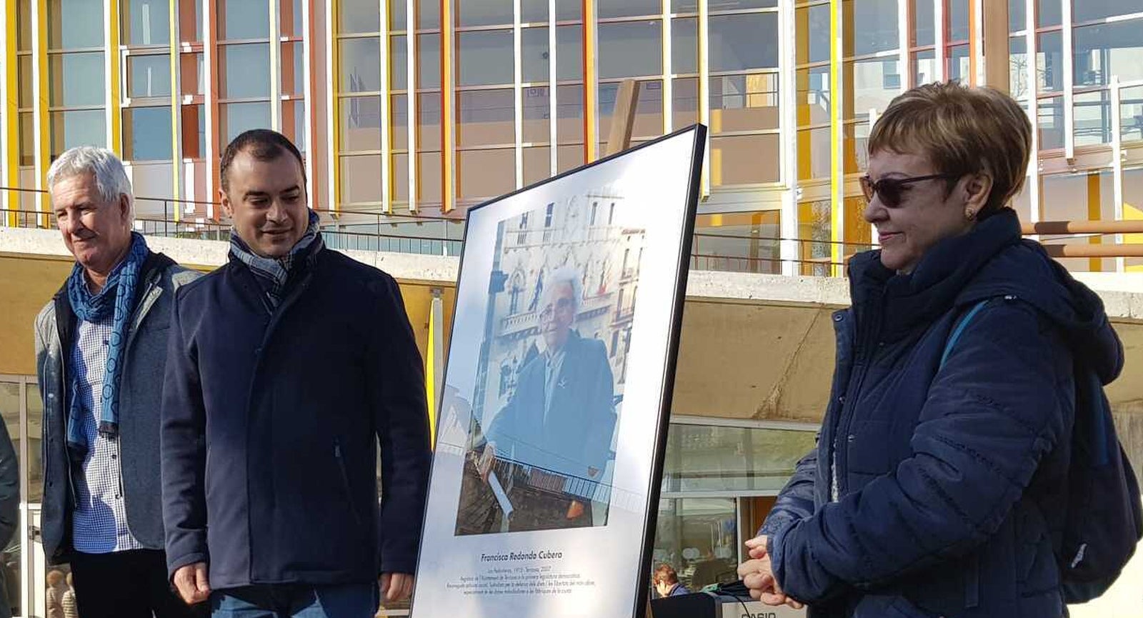 Descobriment del quadre de Francisca Redondo que es penjarà a l'equipament