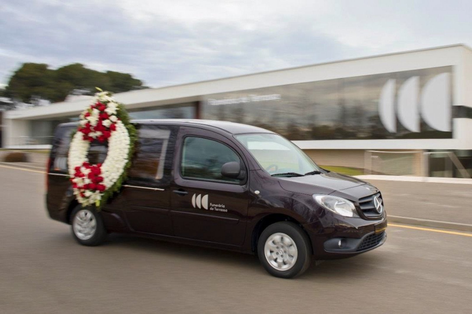 Un dels nous vehicles funebres adquirits