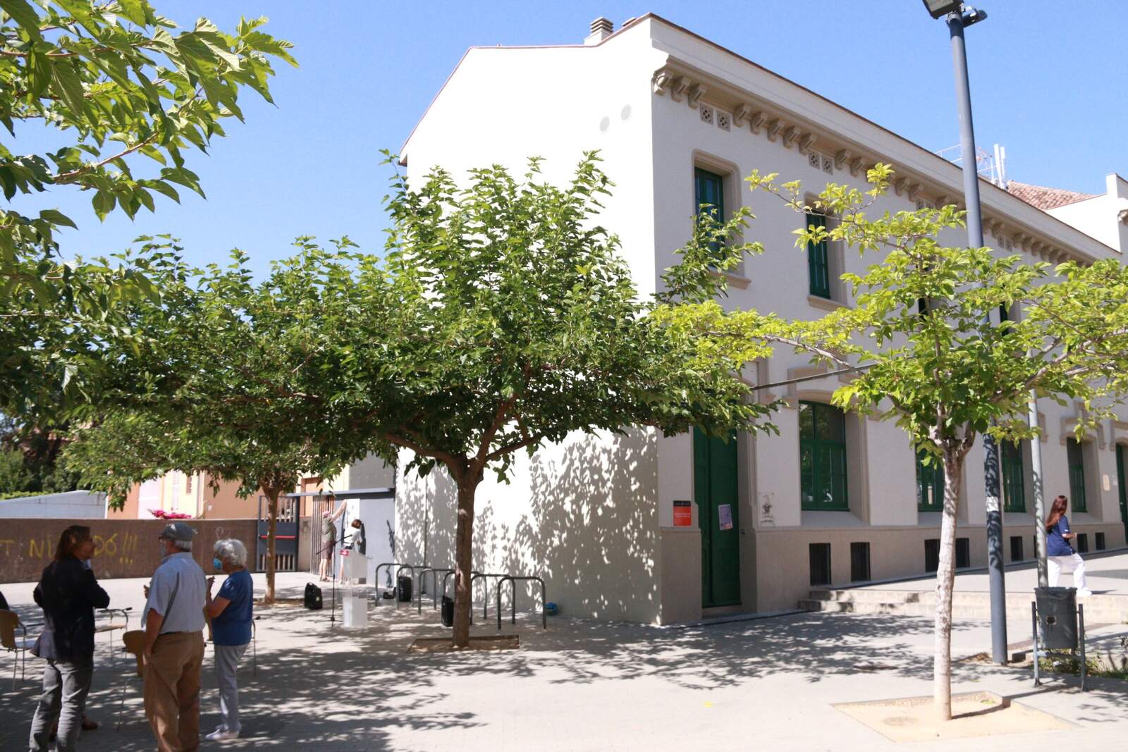 L'alberg es troba situat al carrer Alcalde Parellada, a l'Antic Poble de Sant Pere