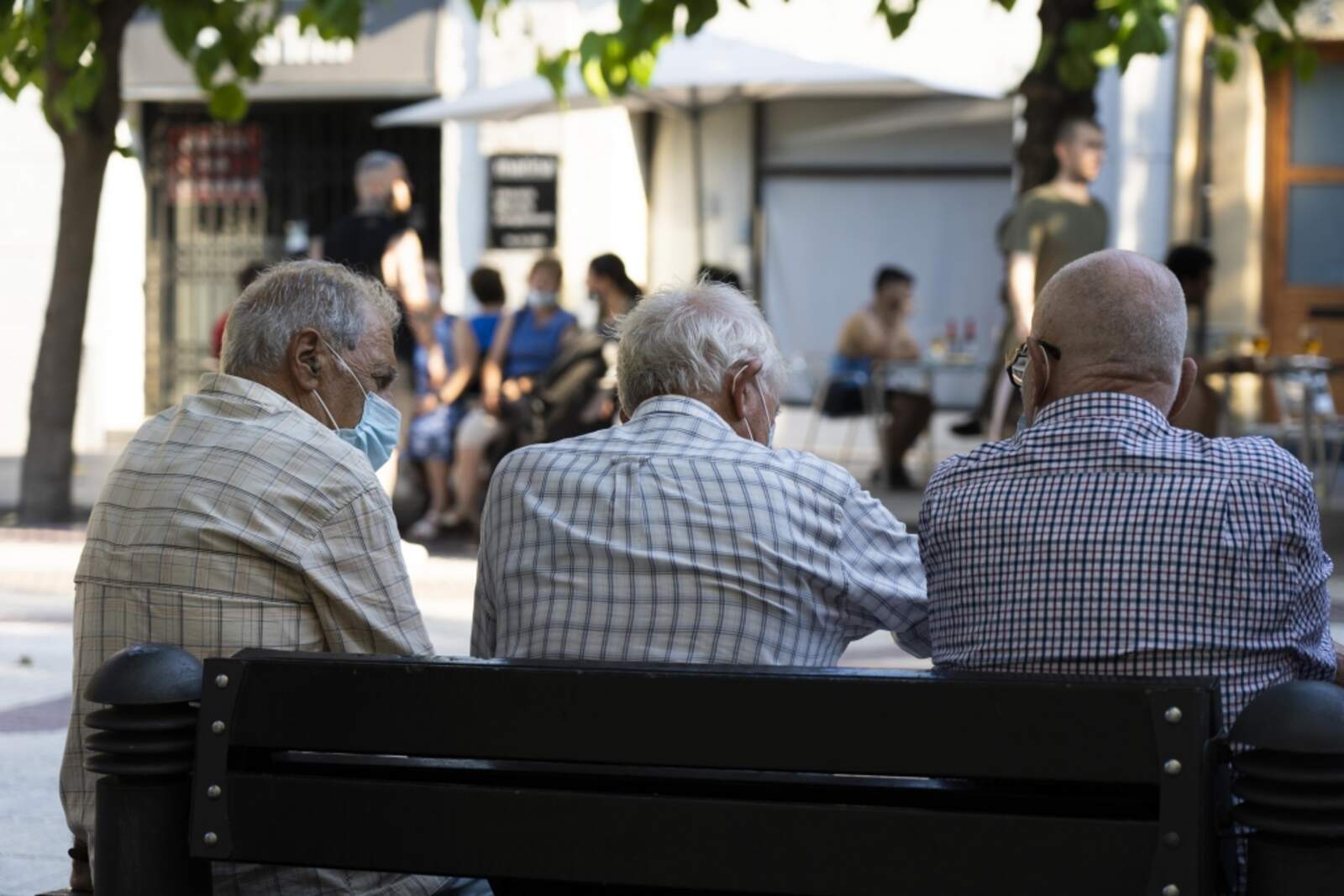 Persones grans assegudes en un banc a Castellbisbal