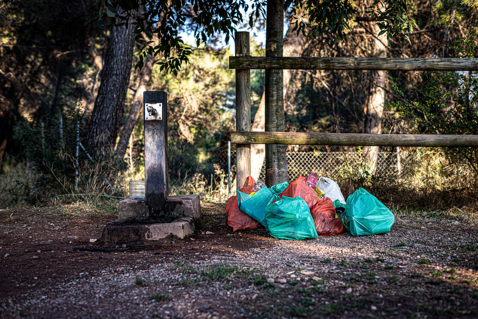 Desechos apilados al lado de la fuente en Can Candi