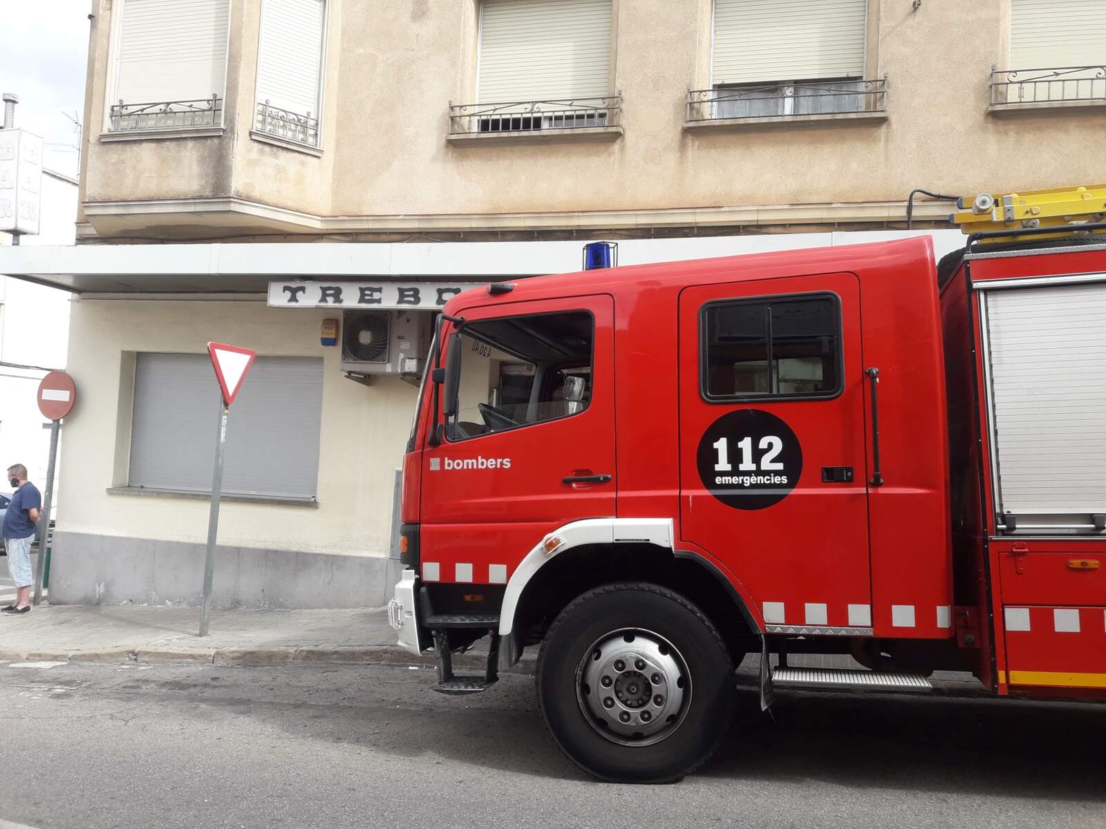 Camió de Bombers davant el bar Trébol de Ca n'Aurell