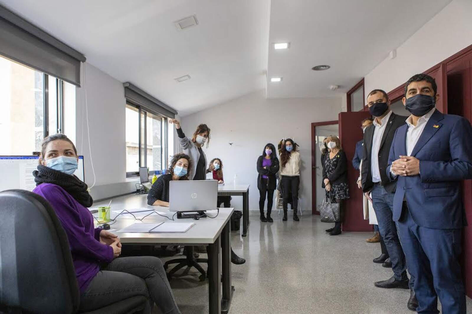 El conseller d'Afers Socials i Família, Chakir El Homrani, amb l'alcalde al nou SIE