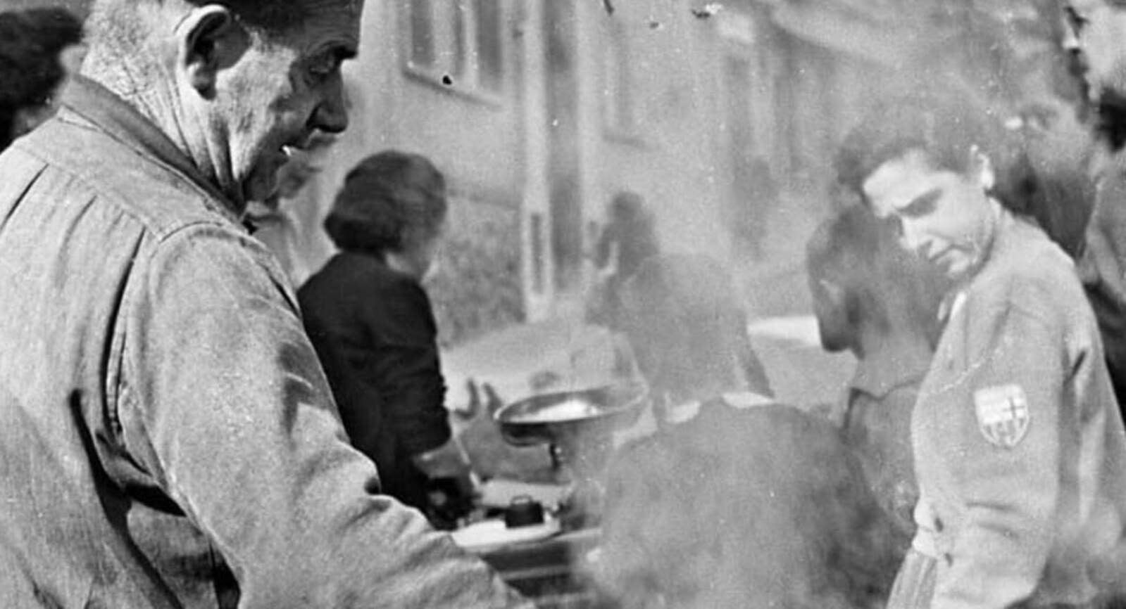 Fent castanyes al carrer de la Unió, l'octubre de 1957