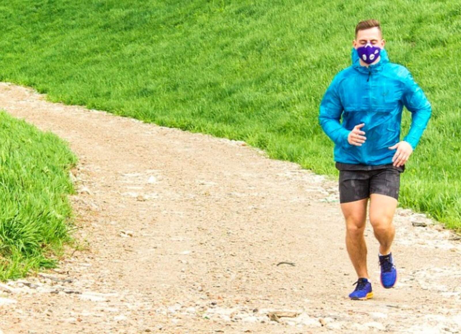 Un corredor amb mascareta