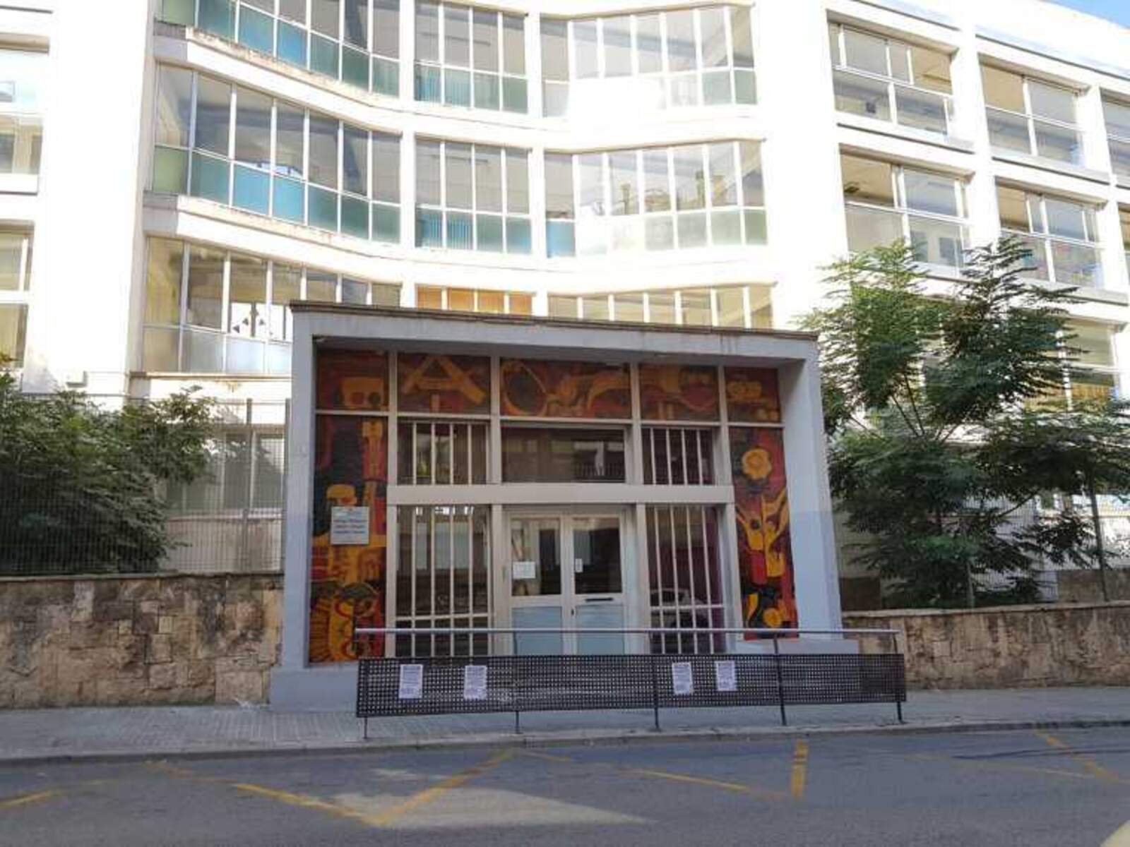 Façana de l'escola Auró, a Can Palet de Terrassa