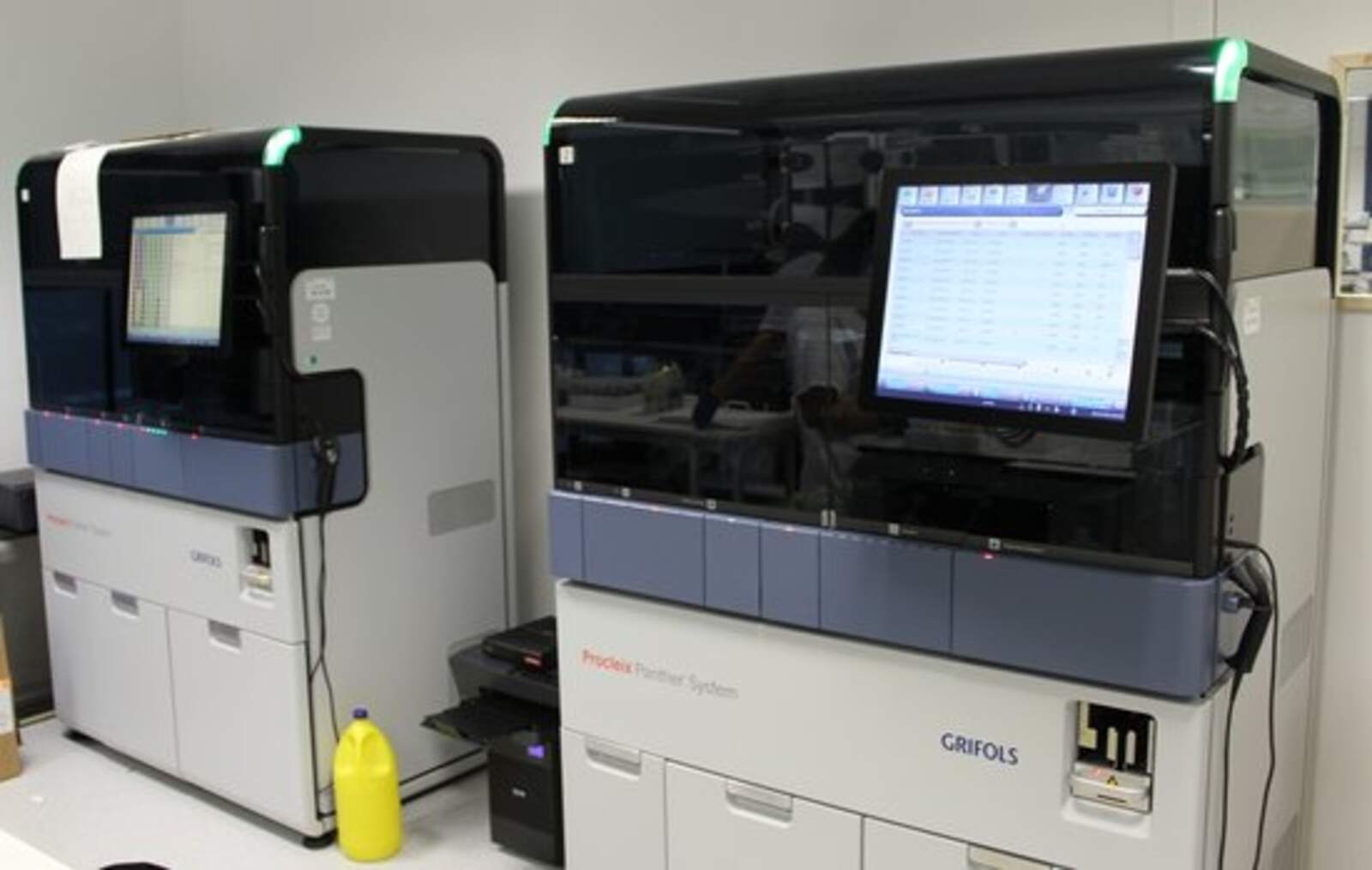 Laboratori de l'Hospital Joan XXIII de Tarragona on s'analitzen les proves PCR de covid-19 i que incorpora nova maquinària