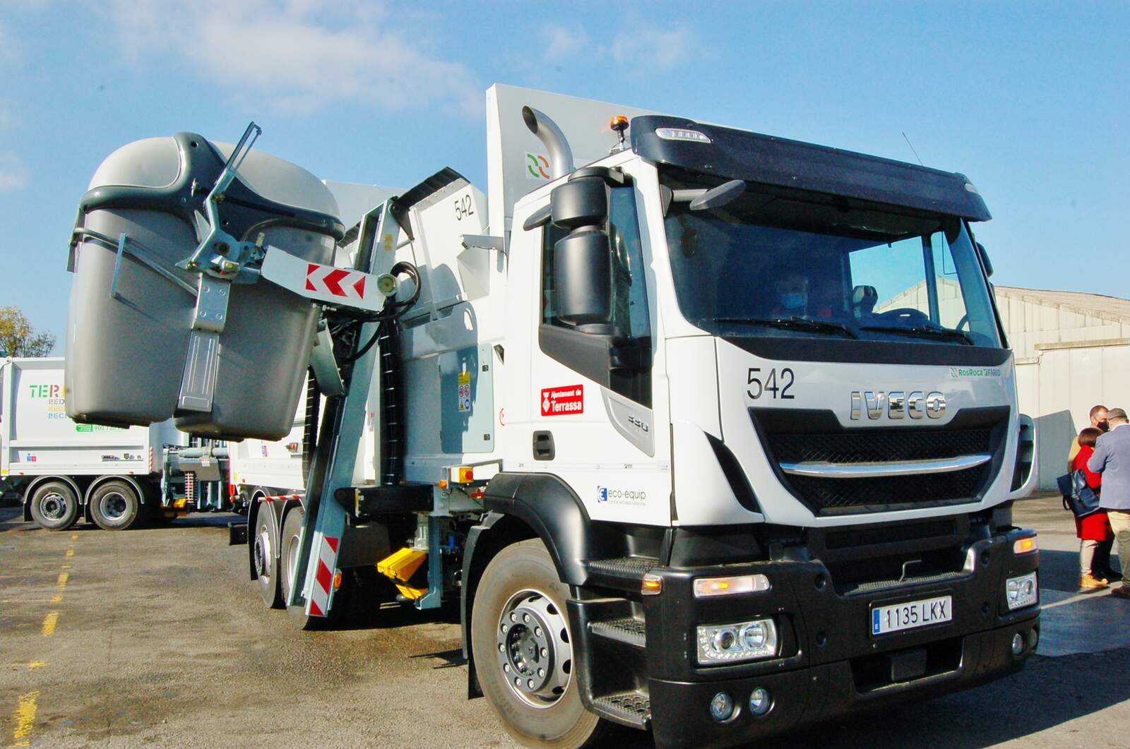 Un dels camions mostrant la recollida lateral | Aj. Terrassa