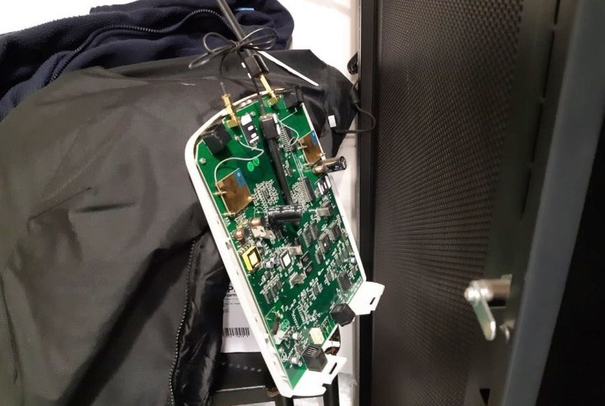 diversos desperfectes de l’Escola Joan Torredemer, amb l'alarma inutilitzada i el pany de la porta forçat /Foto: Policia Local