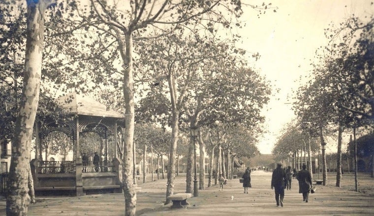 A l'esquerra el templet del passeig  | Fons Ragon-AMAT