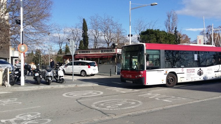 Autobús a la plaça del Doctor Robert | Joan Manel Oller