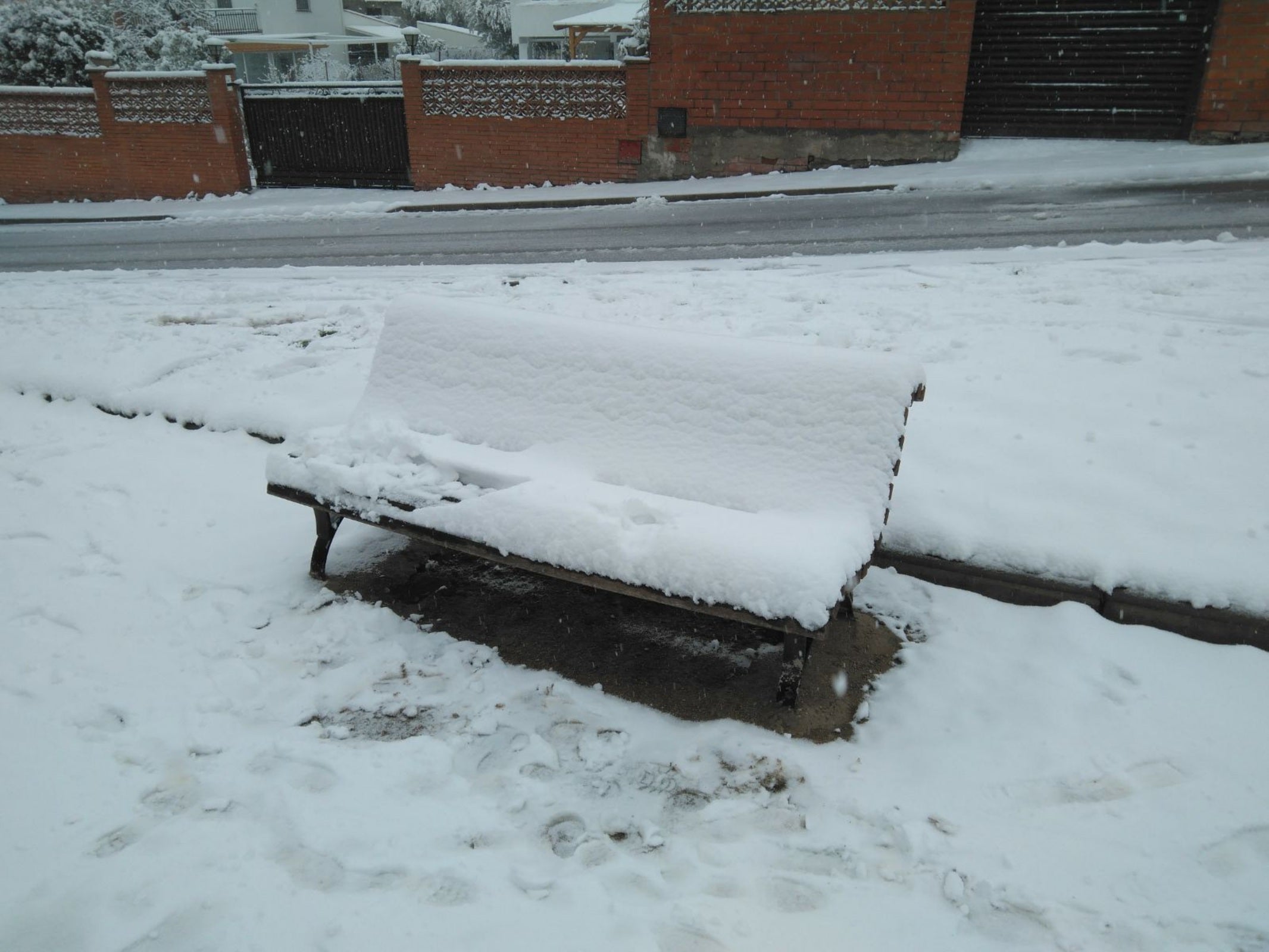 Vacarisses es tenyeix de blanc