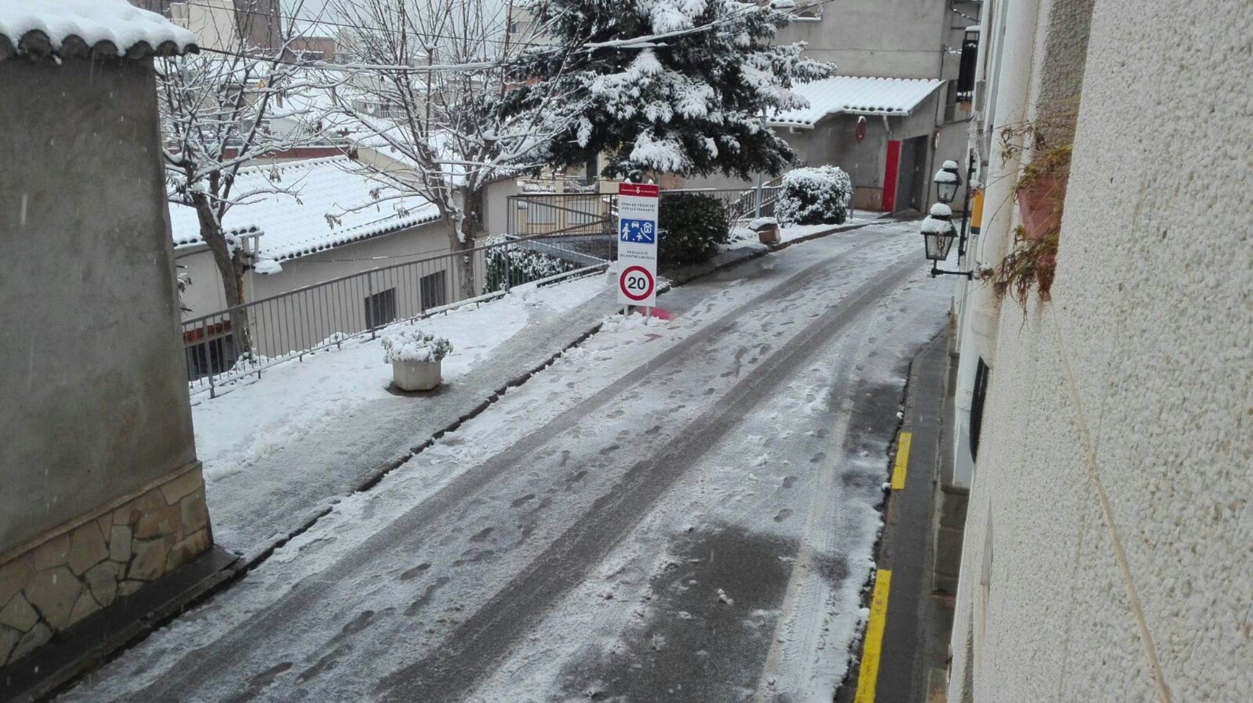 Vacarisses es tenyeix de blanc